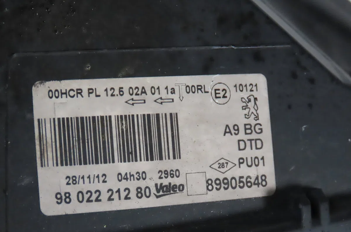 Phare droit Peugeot 208 I (CA_, CC_) 1.6 hdi (2012) 5 portes occasion