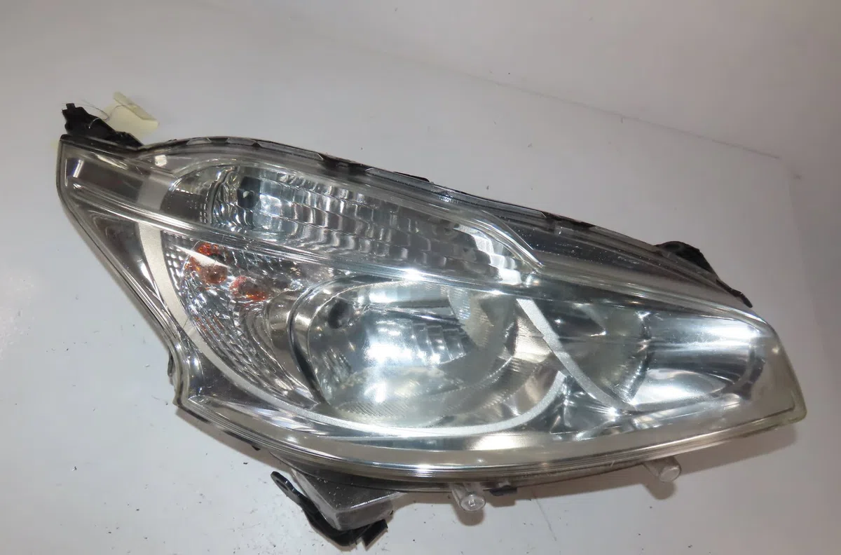 Phare droit Peugeot 208 I (CA_, CC_) 1.6 hdi (2012) 5 portes occasion