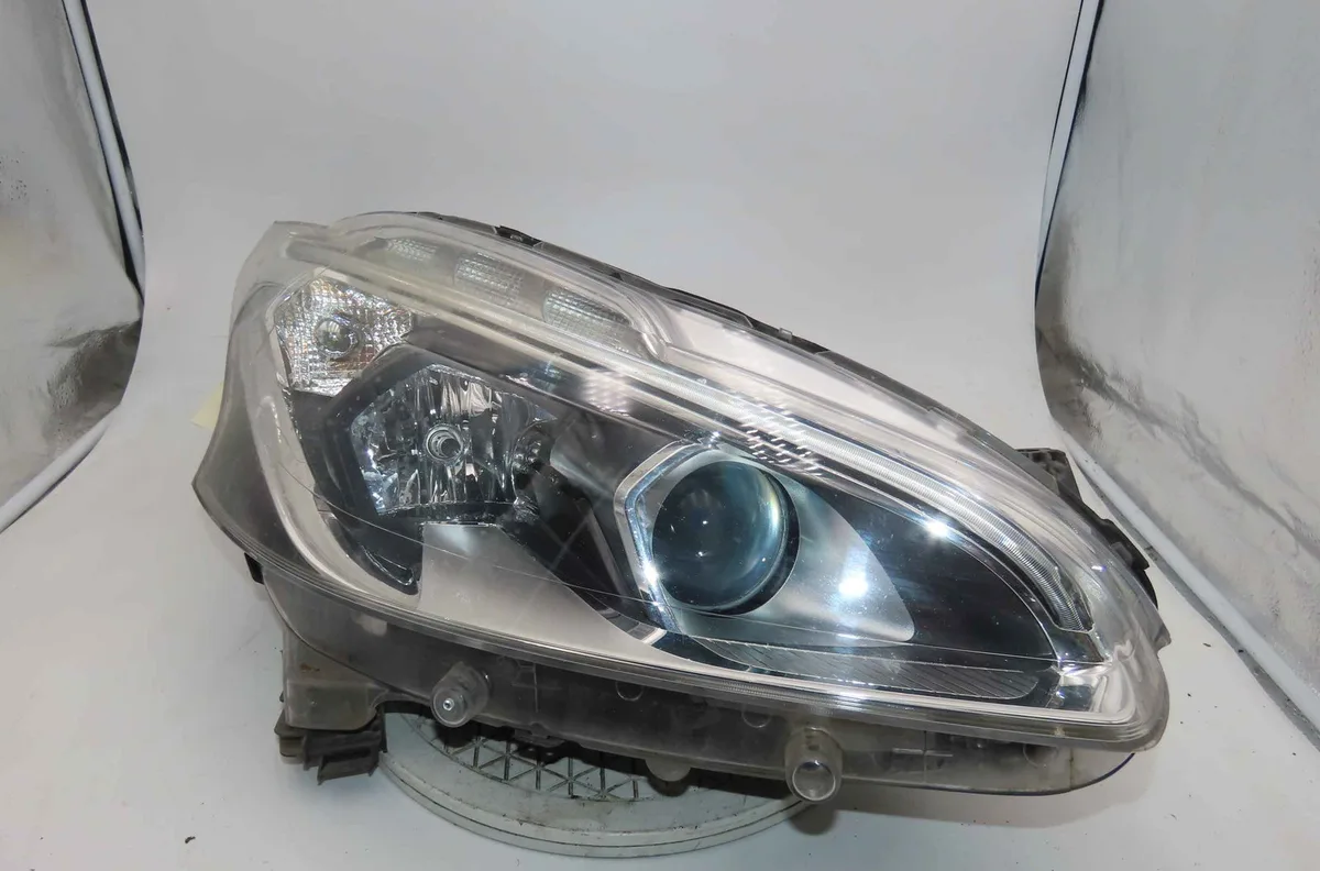 Phare droit PEUGEOT 208 I occasion