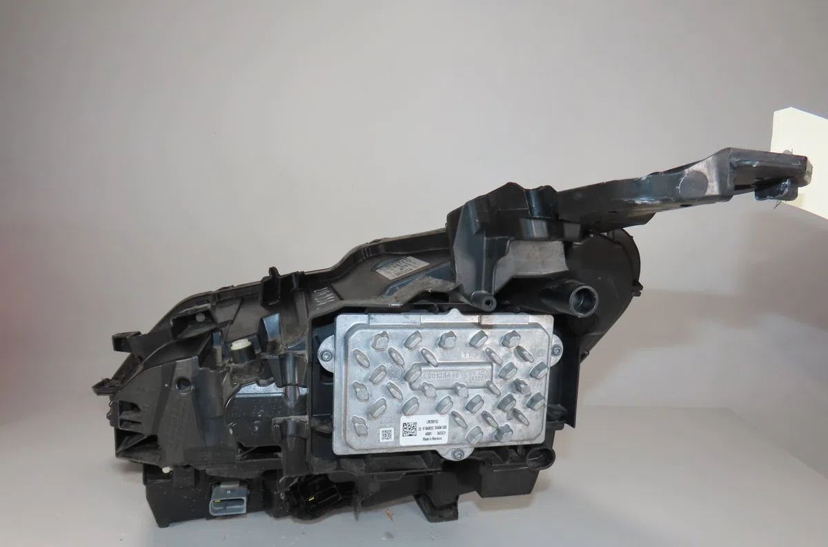 Phare droit Peugeot 3008 SUV (MC_, MR_, MJ_, M4_) Hybrid4 (m45gbu) (2019) occasion