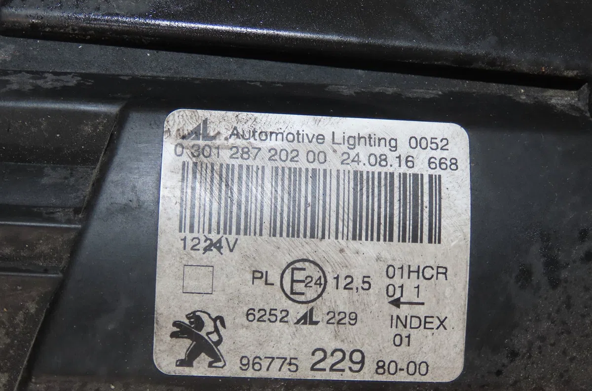 Phare droit Peugeot 308 SW II (LC_, LJ_, LR_, LX_, L4_) 1.6 bluehdi 120 (2014-2021) occasion