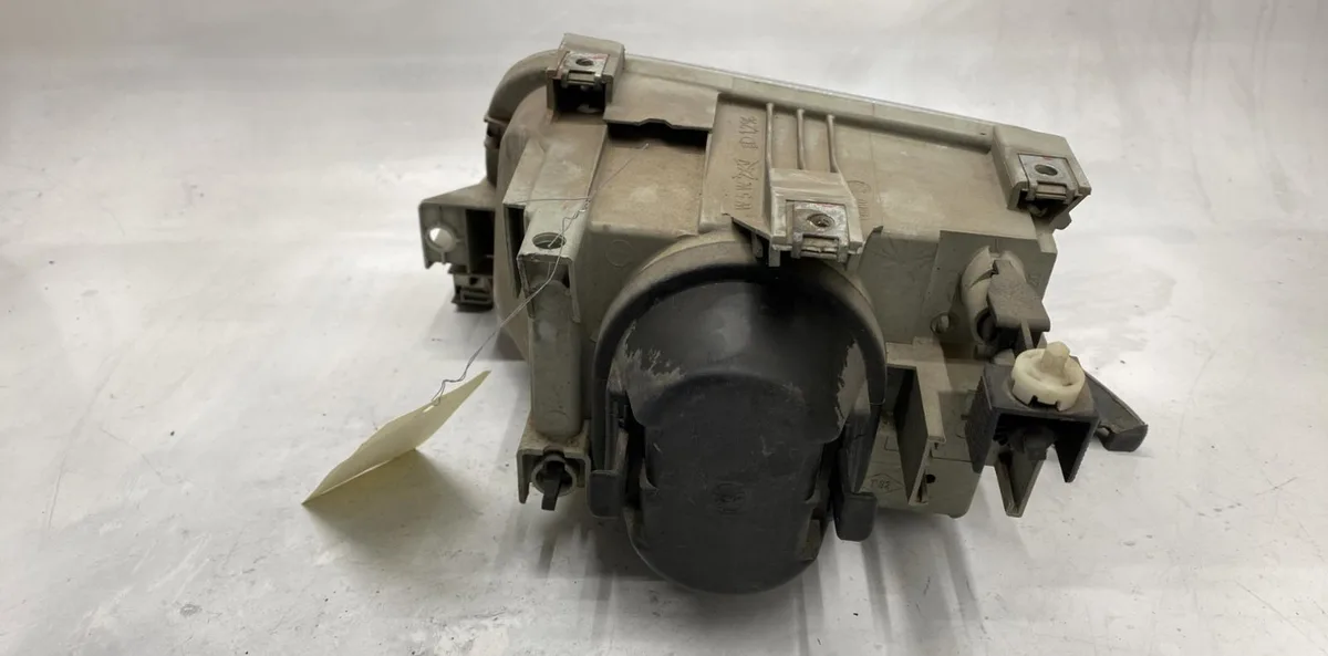 Phare droit Renault CLIO I (B-C57_, 5-357_) 1.2 (b-c-s57a, b-c57s, 5-357f, 5-357j, 5-357l, 5-357r) (1990-1998) 5 portes 