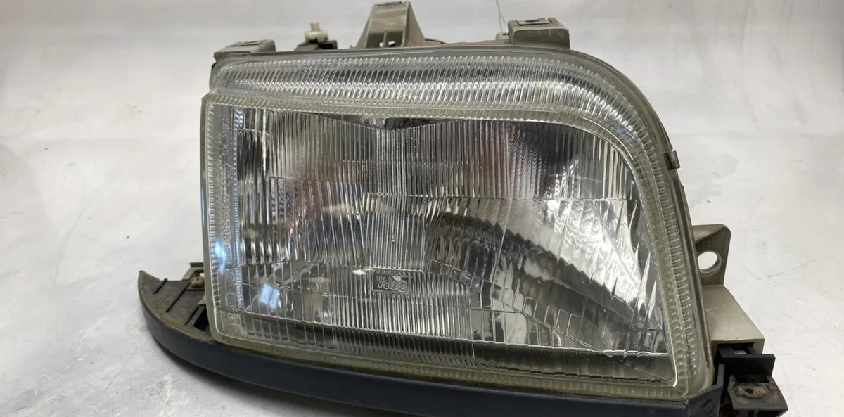 Phare droit Renault CLIO I (B-C57_, 5-357_) 1.2 (b-c-s57a, b-c57s, 5-357f, 5-357j, 5-357l, 5-357r) (1990-1998) 5 portes 