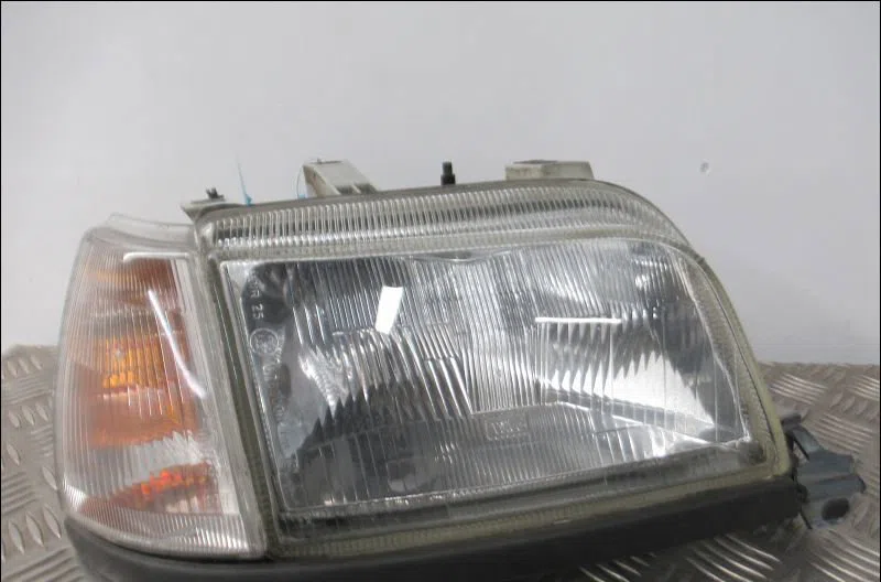 Phare droit Renault CLIO I (B-C57_, 5-357_) 1.2 (b-c-s57a, b-c57s, 5-357f, 5-357j, 5-357l, 5-357r) (1990-1998) 5 portes 