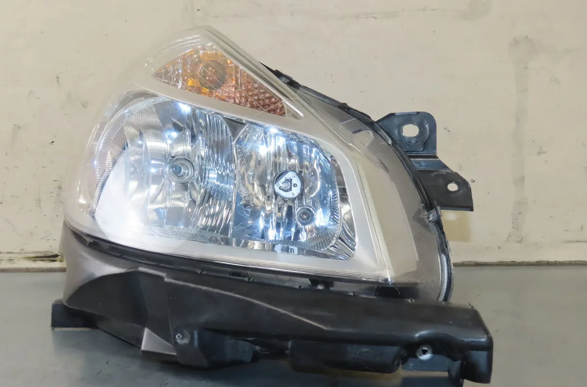 Phare droit Renault CLIO III (BR0-1, CR0-1) 1.5 dci (br17, cr17) (2005-2012) 5 portes occasion