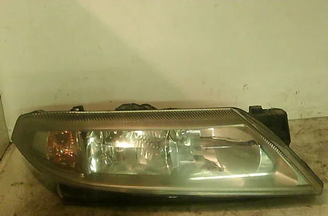 Phare droit RENAULT LAGUNA II 2001 occasion