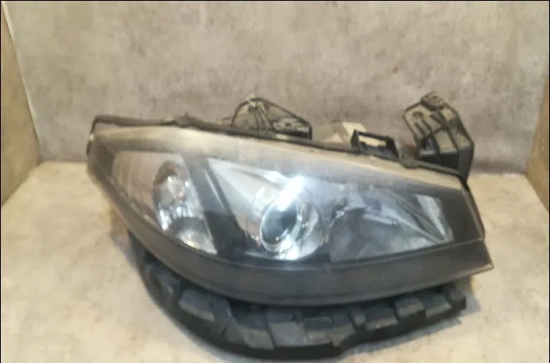 Phare droit Renault LAGUNA II (BG0-1_) 2.0 dci (bg1t) (2005-2006) occasion