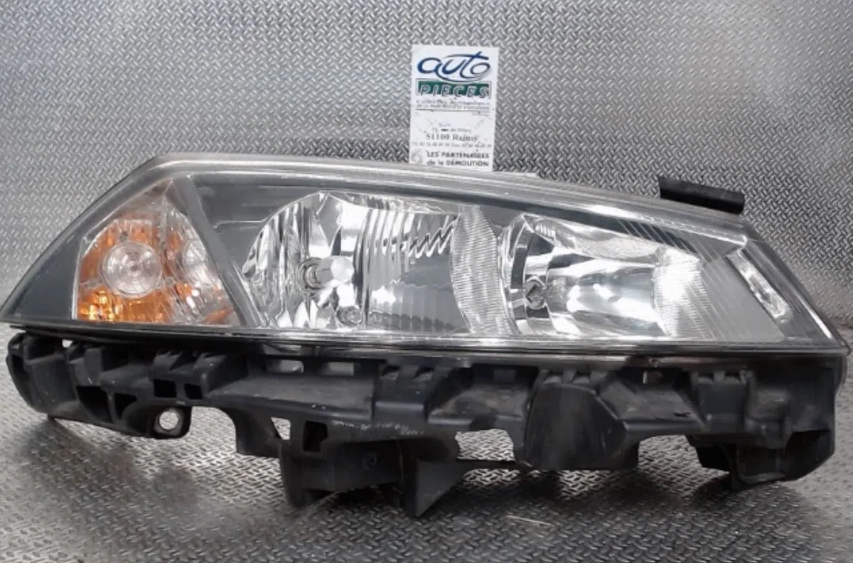 Phare droit Renault MEGANE II (BM0-1_, CM0-1_) 1.9 dci (bm0g, cm0g) (2002-2008) 5 portes occasion