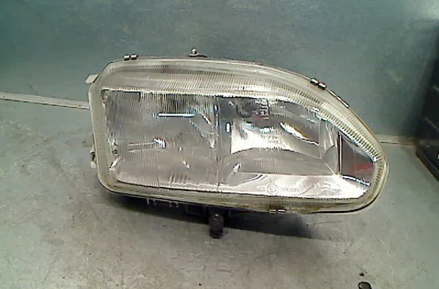 Phare droit RENAULT SAFRANE 1995 occasion