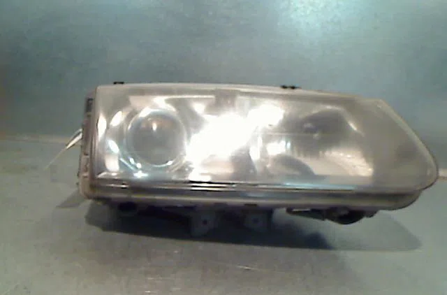 Phare droit RENAULT SAFRANE 2000 occasion