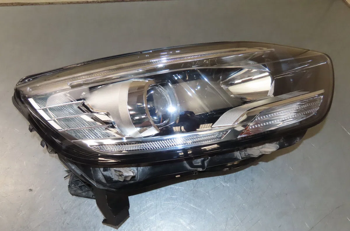 Phare droit Renault SCÉNIC IV (J9_) 1.7 blue dci 120 (j9a7, j9a8) (2018) occasion