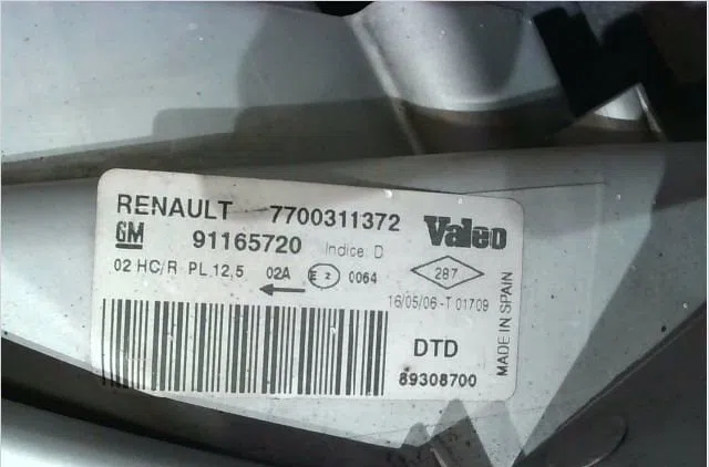 Phare droit Renault TRAFIC II Autobus-Autocar (JL) 1.9 dci 80 (jl0b) (2001-2006) occasion