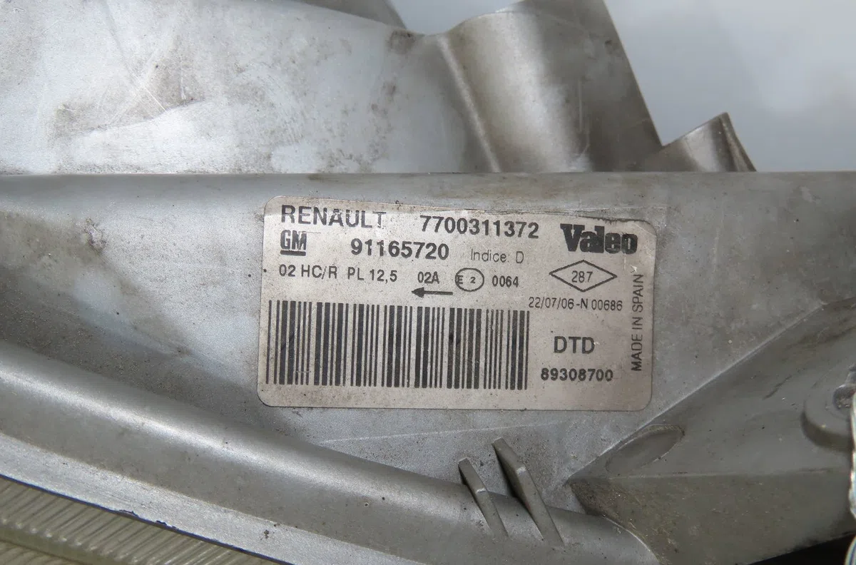 Phare droit Renault TRAFIC II Camionnette (FL) 1.9 dci 100 (fl0c) (2001-2006) occasion