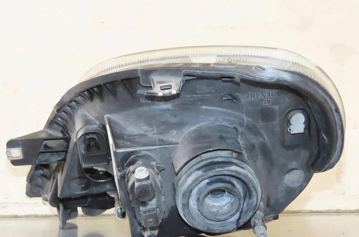 Phare droit Renault TRAFIC II Camionnette (FL) 2.5 dci 145 (fl0j) (2006) occasion