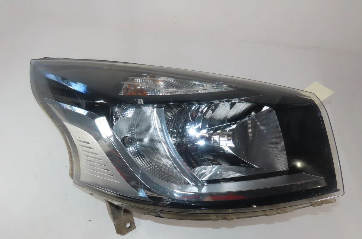 Phare droit Renault TRAFIC III Camionnette (FG_) 1.6 dci 90 (fgme) (2014) occasion