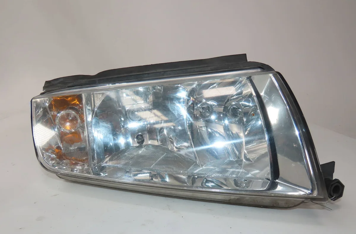 Phare droit Skoda FABIA I Combi (6Y5) 1.9 sdi (2000-2007) occasion