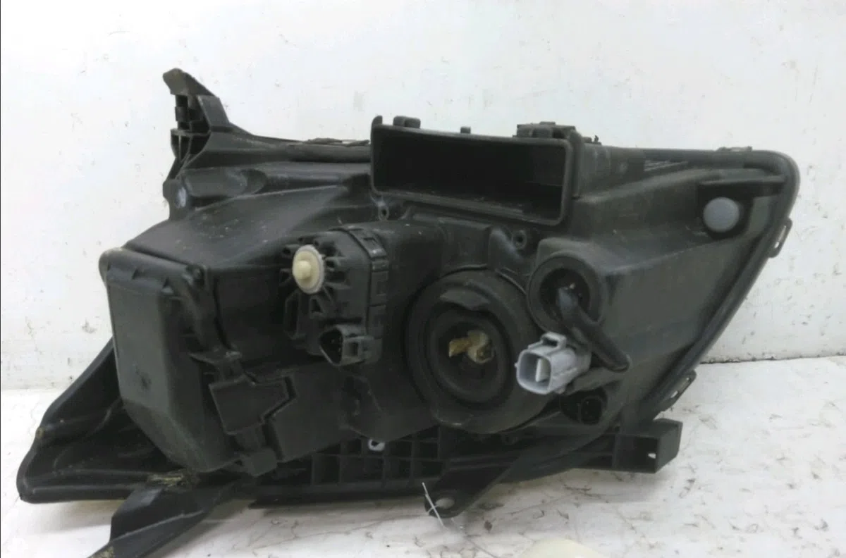 Phare droit Toyota AVENSIS Break (_T25_) 2.0 d-4d (cdt250_) (2003-2008) occasion