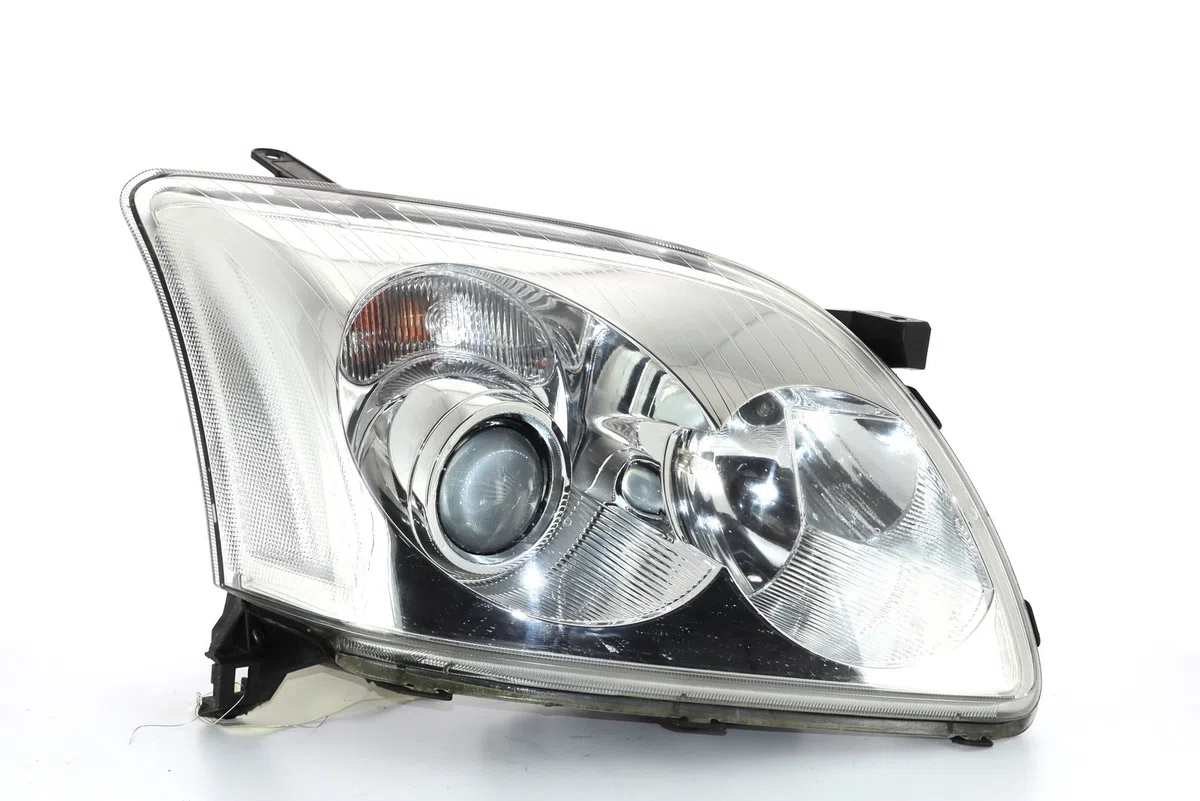 Phare droit Toyota AVENSIS (_T25_) 1.8 (zzt251_) (2003-2008) occasion