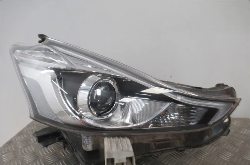 Phare droit Toyota PRIUS PLUS (_W4_) 1.8 hybrid (zvw40w, zvw41w) (2011) occasion