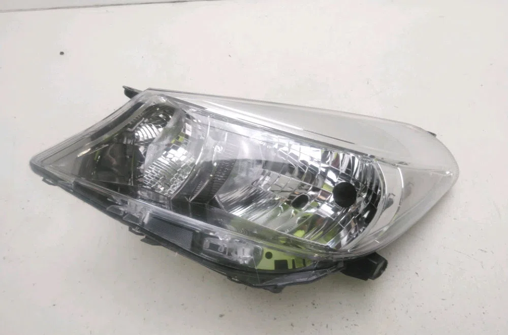 Phare droit Toyota YARIS (_P13_) 1.3 (nsp130_) (2011) occasion