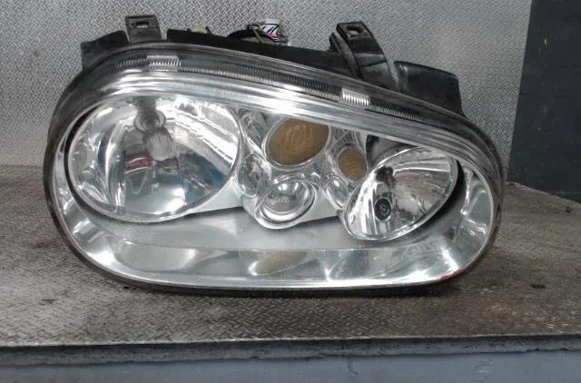 Phare droit VOLKSWAGEN GOLF 4  GOLF 4 occasion