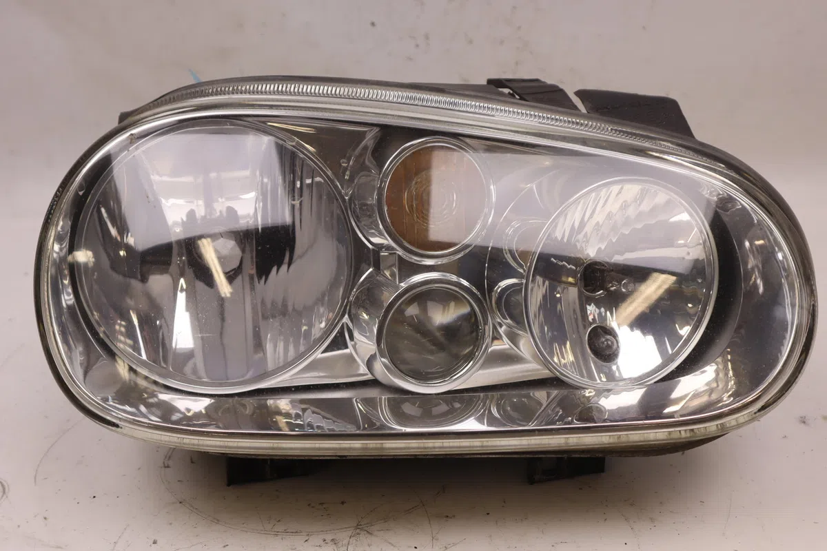Phare droit Volkswagen GOLF IV (1J1) 1.6 16v (2000-2005) occasion