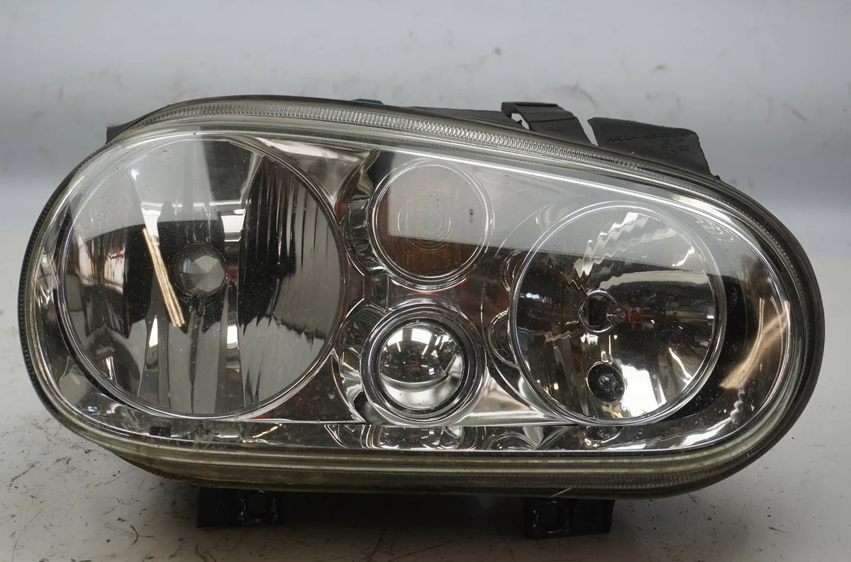 Phare droit Volkswagen GOLF IV (1J1) 1.6 (1997-2004) occasion