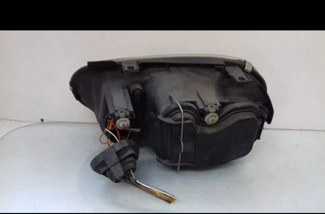 Phare droit Volkswagen GOLF IV (1J1) 1.9 tdi (1997-2004) 3 portes occasion