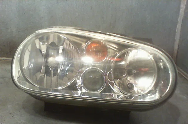 Phare droit VOLKSWAGEN GOLF IV 2002 occasion