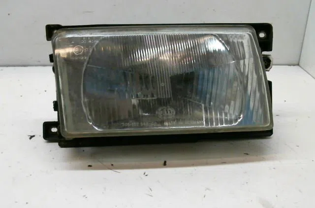 Phare droit Volkswagen POLO Coupé (86C, 80) 1.0 (1982-1986) occasion