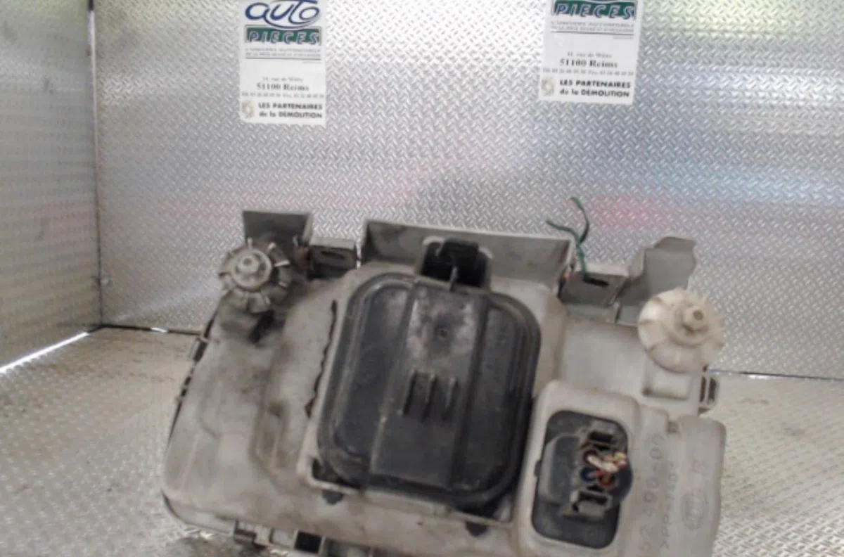 Phare droit Volkswagen POLO III (6N1) 55 1.3 (1994-1997) occasion