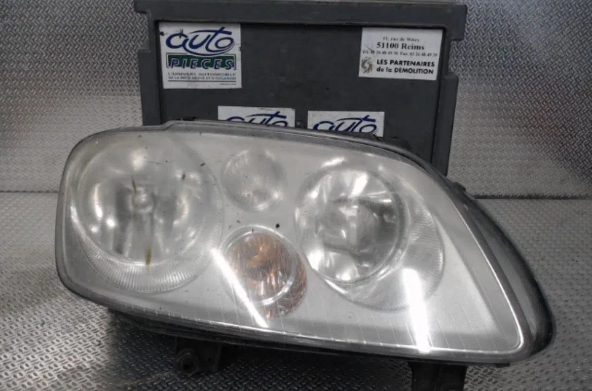 Phare droit Volkswagen TOURAN (1T1, 1T2) 1.6 fsi (2003-2007) occasion