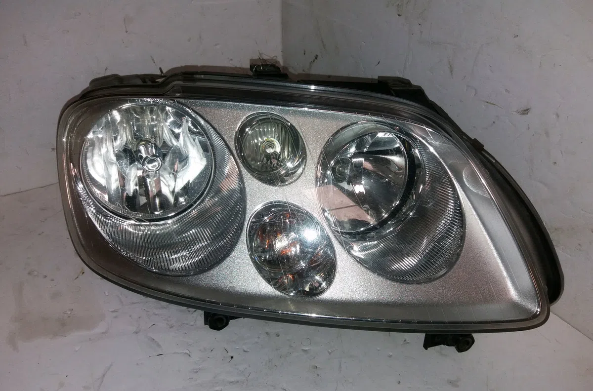 Phare droit Volkswagen TOURAN (1T1, 1T2) 2.0 tdi (2003-2010) 5 portes occasion