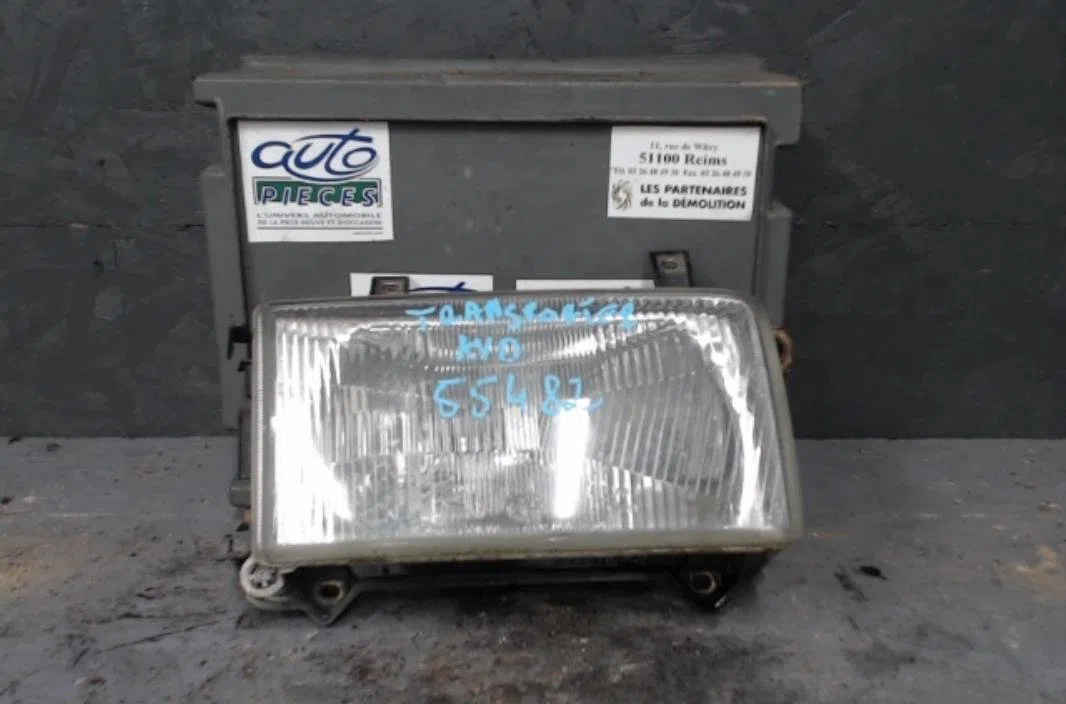 Phare droit Volkswagen TRANSPORTER IV Camionnette (70A, 70H, 7DA, 7DH) 1.9 d (1990-1995) occasion