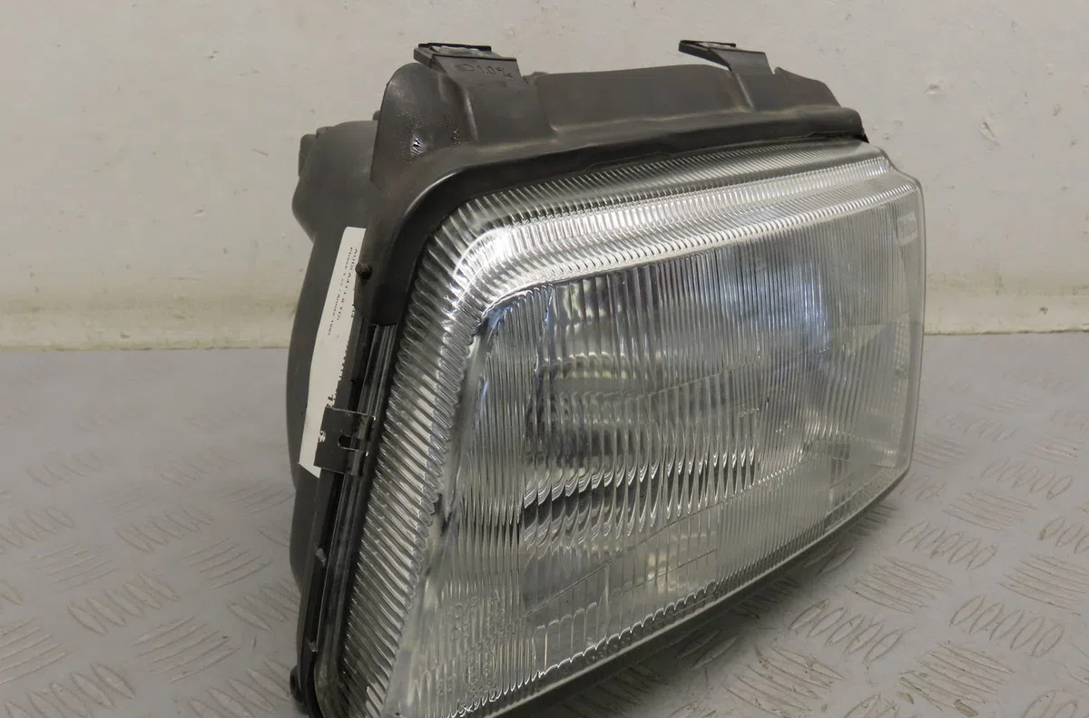 Phare gauche Audi A4 B5 (8D2) 1.8 (1994-2000) occasion