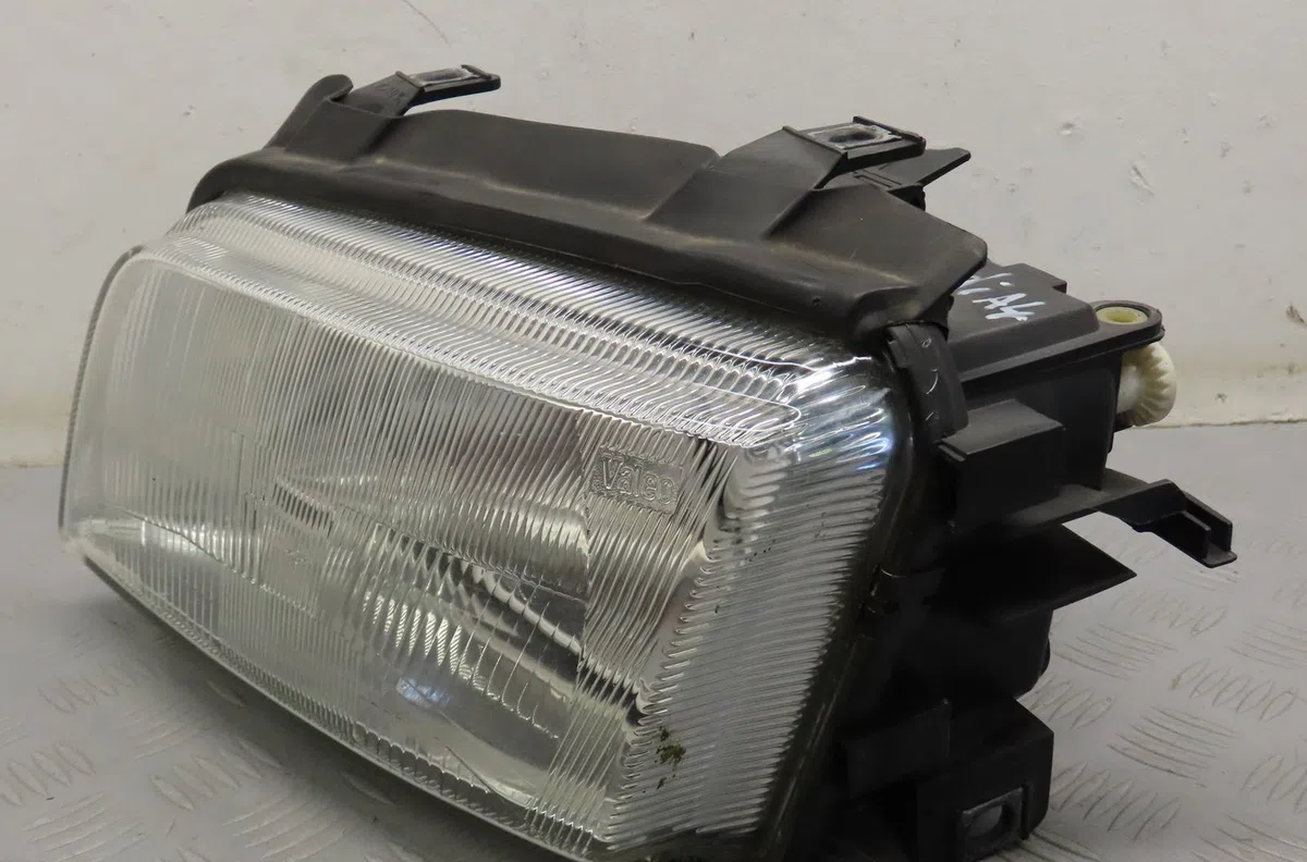 Phare gauche Audi A4 B5 (8D2) 1.8 (1994-2000) occasion