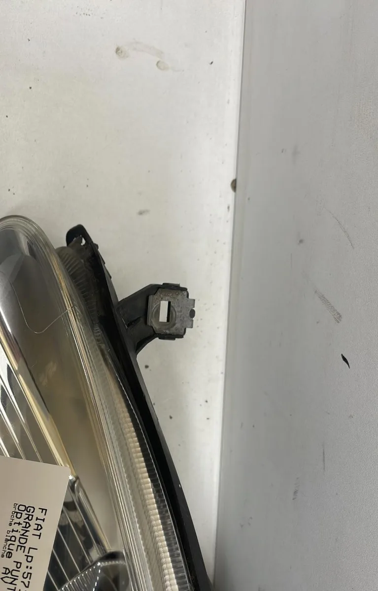 Phare gauche Fiat GRANDE PUNTO (199_) 1.3 d multijet (199.axd11, 199.axd1a, 199.axd1b,... (2005-2010) 5 portes occasion