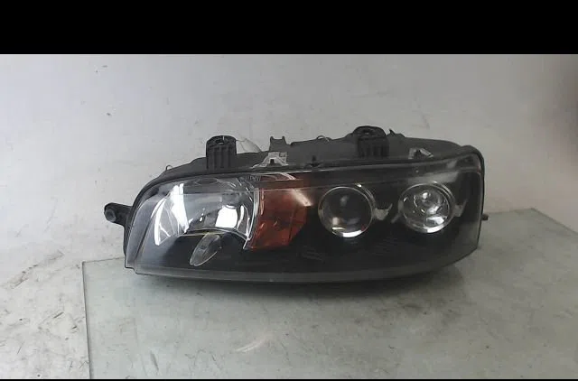 Phare gauche Fiat PUNTO (188_) 1.9 ds 60 (188.031, .051, .231, .251) (1999-2012) occasion