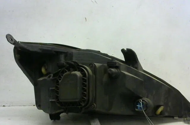 Phare gauche Ford FOCUS I A trois volumes (DFW) 1.6 16v (1999-2004) occasion