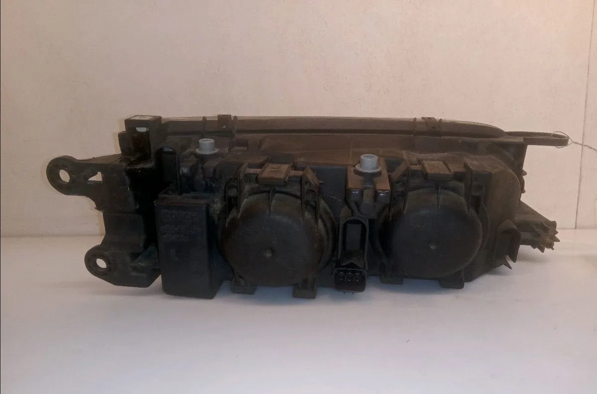 Phare gauche Mazda 626 V Hatchback (GF) 1.8 (gf8p) (1997-1999) occasion