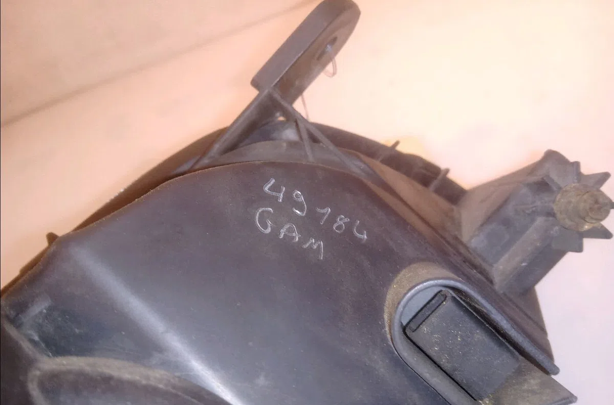 Phare gauche Mazda 626 V Hatchback (GF) 1.8 (gf8p) (1997-1999) occasion