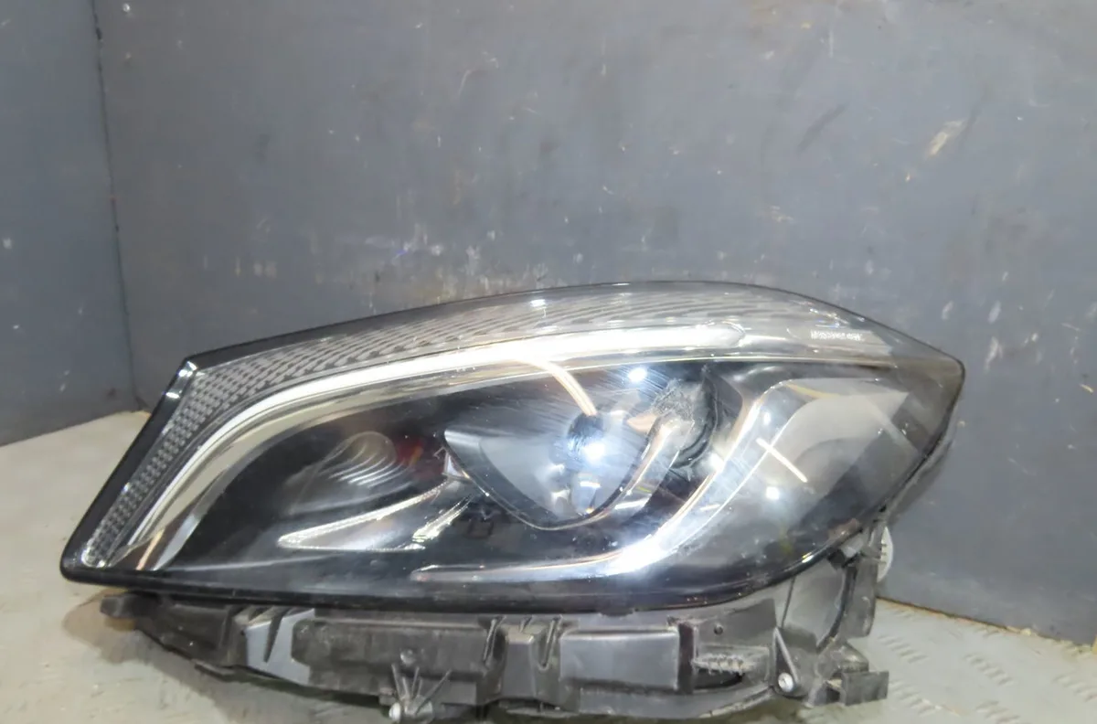 Phare gauche Mercedes-benz CLASSE A (W176) A 250 (176.050) (2015-2018) occasion