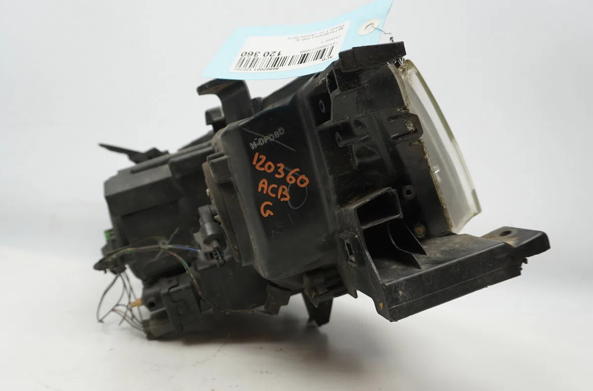 Phare gauche Mitsubishi L200 - TRITON (KA_T, KB_T) 2.5 di-d 4wd (kb4t) (2005-2015) 4 portes occasion