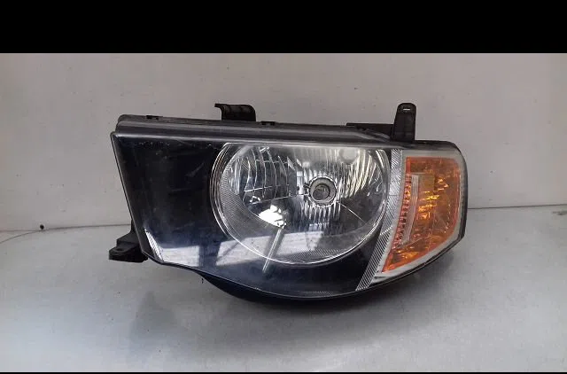Phare gauche Mitsubishi L200 - TRITON (KA_T, KB_T) 2.5 di-d 4wd (kb4t) (2005-2015) 4 portes occasion