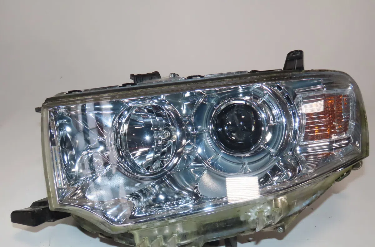 Phare gauche Mitsubishi L200 - TRITON (KA_T, KB_T) 2.5 di-d 4wd (kb4t) (2005-2015) 4 portes occasion