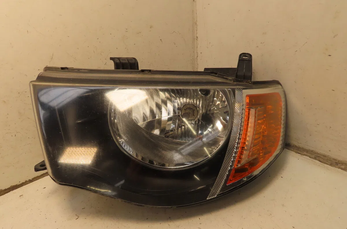 Phare gauche Mitsubishi L200 - TRITON (KA_T, KB_T) 2.5 di-d 4wd (kb4t) (2005-2015) 4 portes occasion
