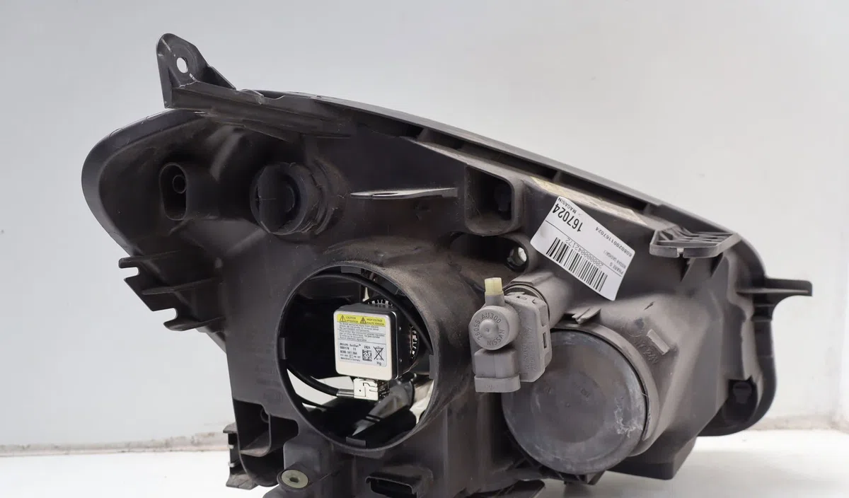 Phare gauche Nissan QASHQAI - QASHQAI 2 I (J10, NJ10, JJ10E) 2.0 dci traction intégrale (2007-2013) 5 portes occasion