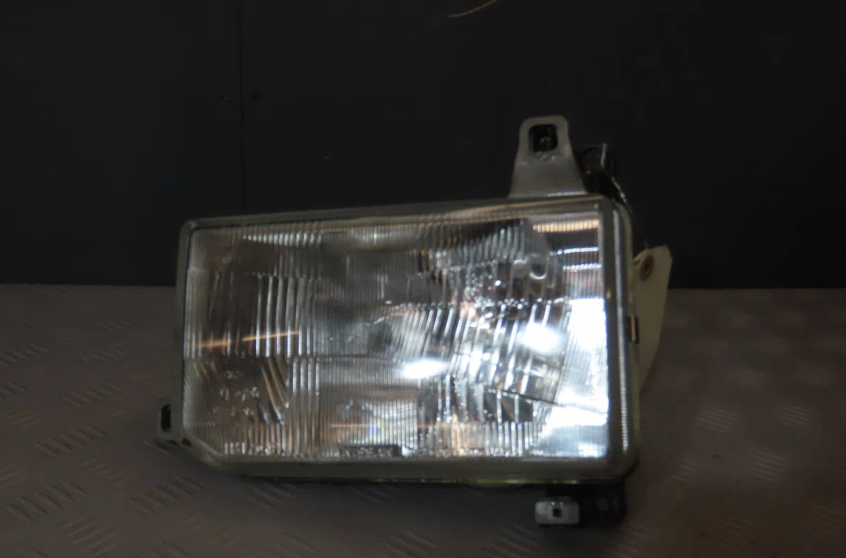 Phare gauche Nissan TERRANO I (WD21) 2.4 i 4wd (1987-1993) occasion