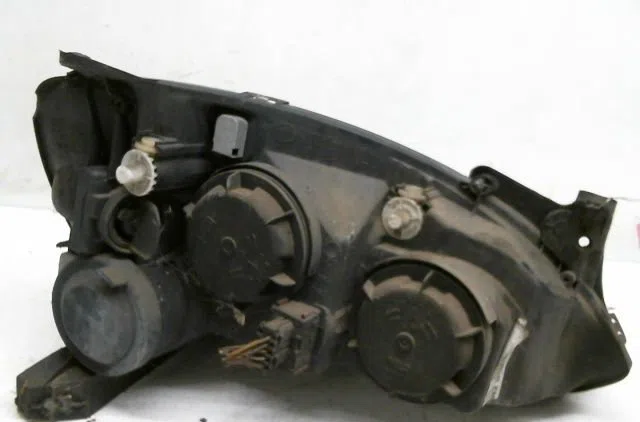 Phare gauche Opel CORSA C (X01) 1.2 twinport (f08, f68) (2004-2009) occasion