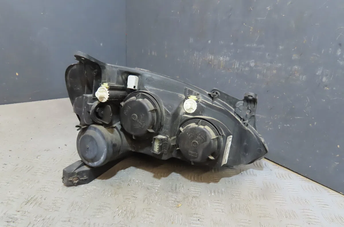 Phare gauche Opel CORSA C (X01) 1.2 twinport (f08, f68) (2004-2009) occasion